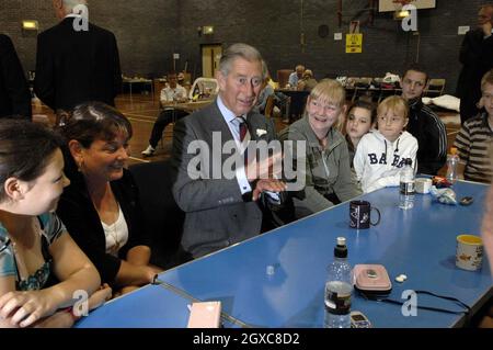 Prince Charles, Prince of Wales visita le vittime delle inondazioni nel centro sportivo del villaggio di Adwick le Street, Yorkshire. . Foto Stock