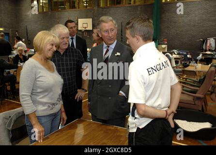 Prince Charles, Prince of Wales visita le vittime delle inondazioni nel centro sportivo del villaggio di Adwick le Street, Yorkshire. . Foto Stock