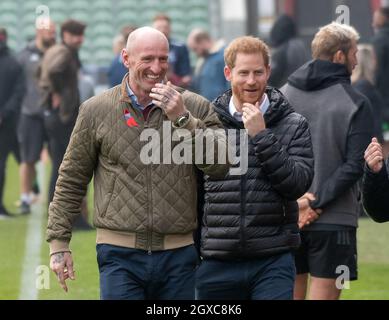 Il Principe Harry, Duca del Sussex e l'ex capitano di rugby del Galles Gareth Thomas durante un evento Terrence Higgins Trust in vista della National HIV Testing Week a Twickenham Stoop a Londra il 08 novembre 2019 Foto Stock