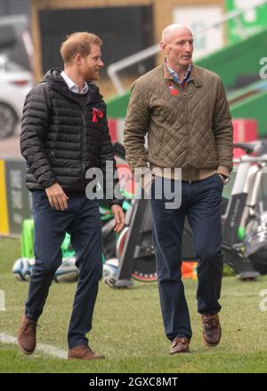 Il Principe Harry, Duca del Sussex e l'ex capitano di rugby del Galles Gareth Thomas durante un evento Terrence Higgins Trust in vista della National HIV Testing Week a Twickenham Stoop a Londra il 08 novembre 2019 Foto Stock