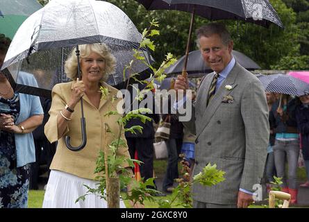 Camilla, Duchessa di Cornovaglia e Principe Carlo, Principe di Galles sorridono dopo aver piantato un albero sul suo sessantesimo compleanno nel villaggio Wiltshire di Bromham in Inghilterra. Foto Stock