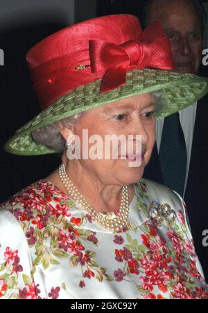 La regina Elisabetta arriverà per il pranzo presso i Winter Gardens di Weston-super-Mare il 20 luglio 2007. Foto Stock