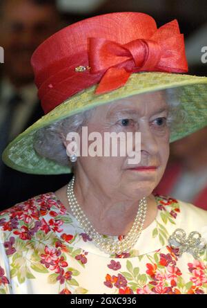 La regina Elisabetta arriverà per il pranzo presso i Winter Gardens di Weston-super-Mare il 20 luglio 2007. Foto Stock