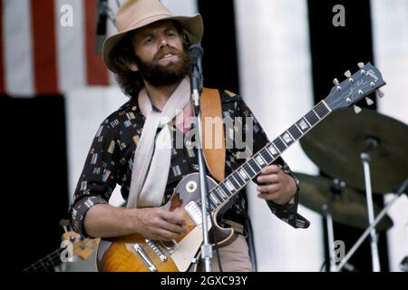 Al Jardine of the Beach Boys in esecuzione sul palco, circa 1975 Foto Stock