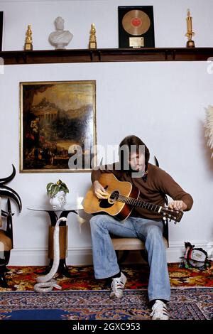 Bee Gees Singer Barry Gibb con una chitarra in casa, circa 1974 Foto Stock