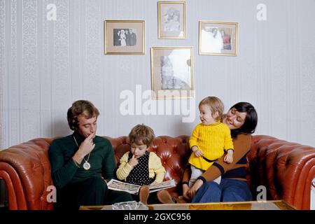 Bee Gees Singer Robin Gibb con sua moglie Molly Hullis (r) e due figli Spencer e Melissa nella sua casa, circa 1974 Foto Stock