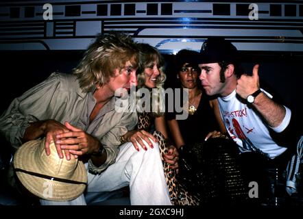 Il cantante pop britannico Elton John (a destra), Lana Hamilton (seconda a sinistra), moglie dell'attore George Hamilton, e il cantante rock Rod Stewart (a sinistra) allo Studio 54 di New York, per festeggiare ad una festa data dalla RCA Records, che ha firmato John ad un contratto con la società di registrazione. Foto Stock