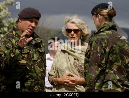 Camilla, Duchessa della Cornovaglia incontra i membri del 9° Regiment Royal Logistic Corps fornitura che hanno contribuito a distribuire acqua in bottiglia ai residenti locali che sono ancora senza una fornitura di acqua dopo la recente alluvione nella zona di Gloucester, a Cheltenham Racecourse. Foto Stock