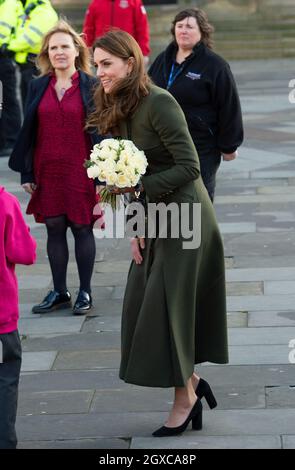 La Duchessa di Cambridge indossando cappotto di kaki di Alexander McQueen, riceve rose bianche durante una visita a Bradford, Yorkshire il 15 gennaio 2020. Foto Stock