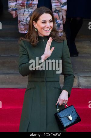 La Duchessa di Cambridge indossando il cappotto di kaki di Alexander McQueen, visita il municipio di Centenary Square, Bradford, Yorkshire il 15 gennaio 2020. Foto Stock