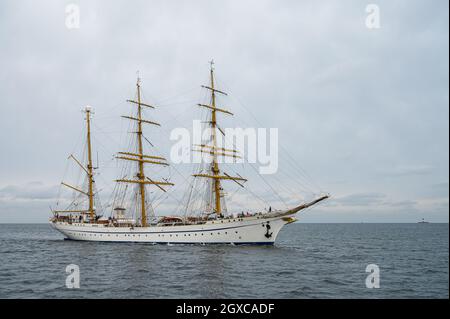 Kiel, 4. Oktober 2021, Marinestützpunkt Kiel-Wik. Willkommen zu Hause! Segelschulschiff „Gorch Fock“ kehrt Zurück in den Heimathafen Kiel. Großer dipend Foto Stock