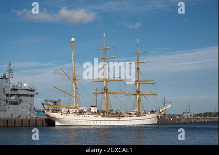 Kiel, 4. Oktober 2021, Marinestützpunkt Kiel-Wik. Willkommen zu Hause! Segelschulschiff „Gorch Fock“ kehrt Zurück in den Heimathafen Kiel. Großer dipend Foto Stock