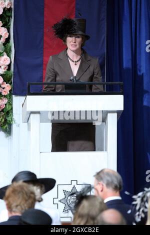 Lady Sarah McCorquodale legge da un leggio durante il Servizio del Ringraziamento per la vita di Diana, Principessa del Galles, presso la Cappella delle Guardie, Londra. Il Principe William e il Principe Harry organizzarono il Servizio del Ringraziamento per commemorare la vita di loro madre nel decimo anniversario della sua morte. Foto Stock