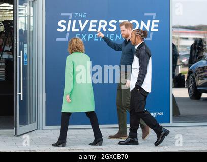 Il Principe Harry, Duca del Sussex e il sei volte campione del mondo di Formula uno Lewis Hamilton visitano il circuito di Silverstone a Towcester, in Inghilterra, per aprire ufficialmente la Silverstone Experience, un nuovo e coinvolgente museo che racconta la storia del passato, del presente e del futuro delle corse automobilistiche britanniche, il 6 marzo 2020. Foto Stock