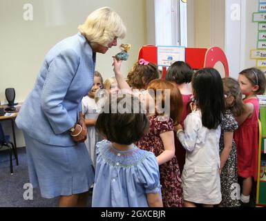 Camilla, Duchessa di Cornovaglia incontra gli alunni durante una visita alla Queen's Gate School di Kensington, Londra. Camilla, un tempo allievo della scuola indipendente, stava aprendo la nuova costruzione dei Juniores e incontrando gli studenti attuali. Foto Stock