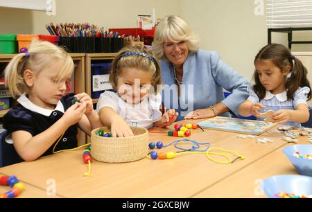 Camilla, Duchessa di Cornovaglia incontra gli alunni durante una visita alla Queen's Gate School di Kensington, Londra. Camilla, un tempo allievo della scuola indipendente, stava aprendo la nuova costruzione dei Juniores e incontrando gli studenti attuali. Foto Stock