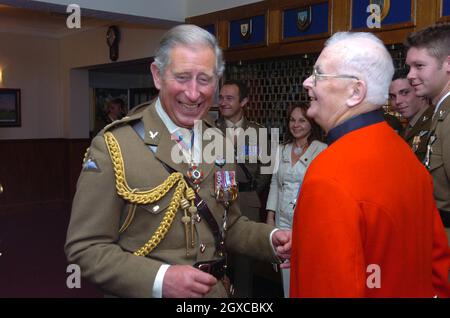 Il principe Carlo, Principe del Galles, colonnello in Capo del corpo aereo dell'esercito, gode di una chiacchierata e di una tazza di tè quando assiste alle celebrazioni del giubileo del corpo aereo dell'esercito al campo d'aviazione centrale di Wallop. Foto Stock