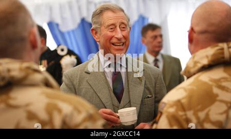 Il Principe Carlo, Principe di Galles, gode di una tazza di tè e incontra i soldati dell'esercito territoriale che hanno servito in Iraq, dopo una cerimonia di presentazione nella sua casa privata scozzese, Birkhall. Foto Stock