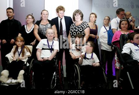 Il Principe Harry si presenta con i vincitori dei WellChild Childrens' Health Awards e le loro famiglie in una cerimonia a Londra. Foto Stock