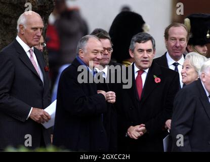 Il primo Ministro Gordon Brown e Ken Livingstone sono tra i dignitari che hanno partecipato all'inaugurazione della statua di David Lloyd George da parte del Principe di Galles in Piazza del Parlamento, Londra. Foto Stock