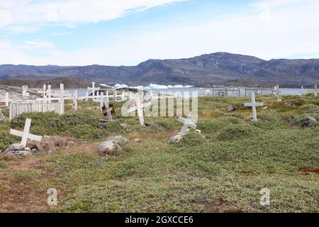 Antico cimitero Greenlandico con paesaggio costiero Foto Stock