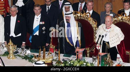 (Da sinistra a destra) il Segretario di Stato per la Giustizia Jack Straw, il Duca di York, il Re Abdullah dell'Arabia Saudita e il Sindaco John Stuttard si trovano nella Guildhall di Londra prima del banchetto di Stato. Foto Stock