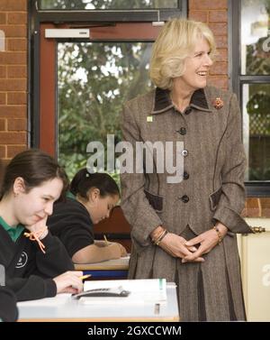 Camilla, Duchessa di Cornovaglia guarda una classe matematica quando visita la High Close School di Barnardo a Wokingham, Berkshire nel suo nuovo ruolo di presidente della carità. Foto Stock