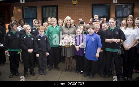 Camilla, Duchessa di Cornovaglia, si pone con gli allievi quando visita la High Close School di Barnardo a Wokingham, Berkshire nel suo nuovo ruolo di presidente della carità. Foto Stock