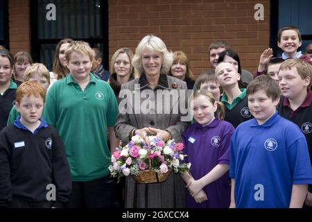 Camilla, Duchessa di Cornovaglia, si pone con gli allievi quando visita la High Close School di Barnardo a Wokingham, Berkshire nel suo nuovo ruolo di presidente della carità. Foto Stock