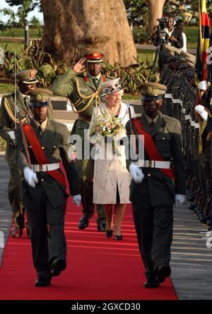 La Regina Elisabetta II ispeziona una guardia d'onore al suo arrivo alla state House di Entebbe in Uganda il 21 novembre 2007. La Regina aprirà venerdì la riunione dei Capi di Governo del Commonwealth. Alla CHOGM parteciperanno oltre 5000 delegati, il Principe del Galles e la Duchessa della Cornovaglia, nonché il primo Ministro britannico Gordon Brown. Foto Stock