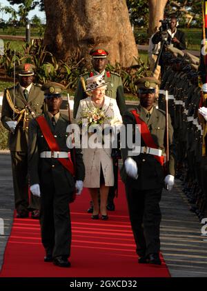 La Regina Elisabetta II ispeziona una guardia d'onore al suo arrivo alla state House di Entebbe in Uganda il 21 novembre 2007. La Regina aprirà venerdì la riunione dei Capi di Governo del Commonwealth. Alla CHOGM parteciperanno oltre 5000 delegati, il Principe del Galles e la Duchessa della Cornovaglia, nonché il primo Ministro britannico Gordon Brown. Foto Stock