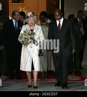 La regina Elisabetta II, il principe Filippo, duca di Edimburgo, il presidente Yoweri Museveni e la moglie Janet lasciano la casa di Stato di Entebbe in Uganda. La Regina aprirà venerdì la riunione dei Capi di Governo del Commonwealth. Alla CHOGM parteciperanno oltre 5000 delegati, il Principe del Galles e la Duchessa della Cornovaglia, nonché il primo Ministro britannico Gordon Brown. Foto Stock