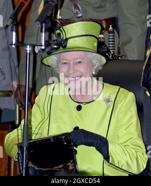 La Regina Elisabetta si prepara a fare un discorso durante una visita al Parlamento ugandese a Kampala, in Uganda. Foto Stock