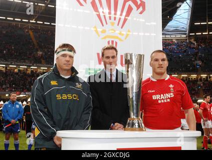 Il Principe William si erge con la Prince William Cup e il capitano della squadra di rugby del Sud Africa John Smit (a sinistra) e il capitano della squadra di rugby del Galles Getkin Jenkins (a destra) prima della partita inaugurale del Galles contro la South Africa Prince William Cup al Millennium Stadium di Cardiff il 24 novembre 2007. Foto Stock