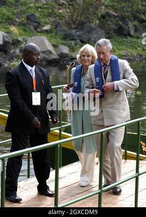 Camilla, duchessa di Cornovaglia e Principe Carlo, Principe di Galles, indossando cinture di salvataggio, si preparano a bordo di una barca per attraversare il fiume alla fonte del Nilo Bianco a Jinja, Uganda Foto Stock