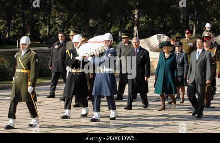 Il Principe Carlo, Principe di Galles e Camilla, Duchessa di Cornovaglia, assistono ad una cerimonia di posa della corona all'Anitkabir (tomba commemorativa) del fondatore della Turchia moderna, Mustafa Kemal Attaturk, ad Ankara, in Turchia. Foto Stock