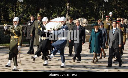 Il Principe Carlo, Principe di Galles e Camilla, Duchessa di Cornovaglia, assistono ad una cerimonia di posa della corona all'Anitkabir (tomba commemorativa) del fondatore della Turchia moderna, Mustafa Kemal Attaturk, ad Ankara, in Turchia. Foto Stock