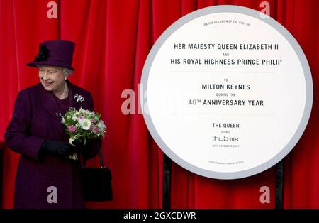 La regina Elisabetta II svela una targa che segna il 40° anniversario di Milton Keynes nel centro della città. Foto Stock