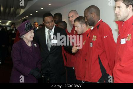 La regina Elisabetta II incontra i giocatori della MK Dons e il loro manager Paul Ince durante una visita allo stadio MK di Milton Keynes. Foto Stock