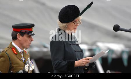 Camilla, Duchessa di Cornovaglia parla prima di presentare medaglie operative ai soldati del 4° Battaglione, i Rifles, che sono recentemente tornati da un tour di sei mesi in Iraq, al campo di Bulford vicino a Salisbury il 14 dicembre 2007. Foto Stock