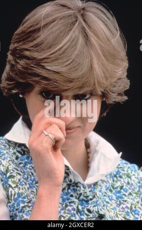 La principessa Diana grida in pubblico mentre guarda il principe Charles giocare a polo in Tidworth. Diana è stata turbata da fotografi troppo zelanti Foto Stock