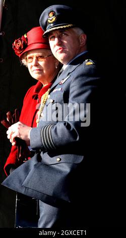 La regina Elisabetta II guarda una mostra con il comandante della stazione, il capitano Phil Osborn, durante una visita alla RAF Marham, Norfolk. Durante la sua visita la Regina ha guardato un flypassato da quattro aerei Tornado e ha parlato con il personale della RAF che recentemente sono ritornati dalle operazioni in Iraq e Afghanistan. Foto Stock