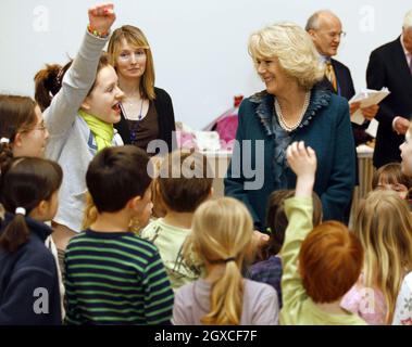 Camilla, Duchessa di Cornovaglia, incontra i bambini di un gruppo teatrale giovanile durante una visita al nuovo Discovery Center di Winchester. Foto Stock