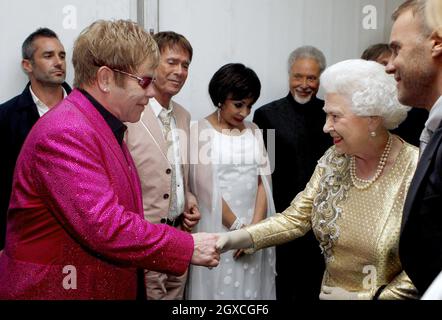 La regina Elizabeth ll incontra (L-R) Sir Elton John, Sir Cliff Richard, Dame Shirley Bassey e Sir Tom Jones dietro le quinte del concerto Diamond Jubilee di fronte a Buckingham Palace a Londra il 4 giugno 2012. Foto Stock