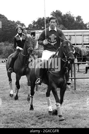 S.A.R. il Principe Carlo, Principe del Galles e la ragazza Lady Sarah Spencer (in seguito Lady Sarah McCorquodale) sorella della principessa HRH Diana al Guards Polo Club Windsor, Inghilterra 29 giugno 1977. La coppia sembrava felice, perché cavalcavano i cavalli e avevano il tè del pomeriggio. Foto Stock