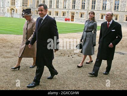 La regina Elisabetta II e il principe Filippo, duca di Edimburgo, arrivano al Castello di Windsor con il presidente francese Nicolas Sarkozy e la moglie Carla Bruni-Sarkozy all'inizio della visita ufficiale di due giorni Foto Stock