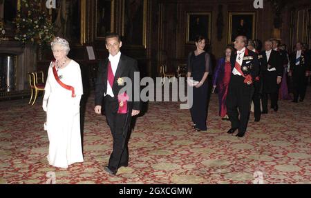 Il presidente francese Nicolas Sarkozy, la regina Elizabeth ll, Carla Bruni-Sarkozy e il principe Filippo, duca di Edimburgo arrivano per un banchetto di Stato al castello di Windsor durante una visita di due giorni nel Regno Unito. Foto Stock