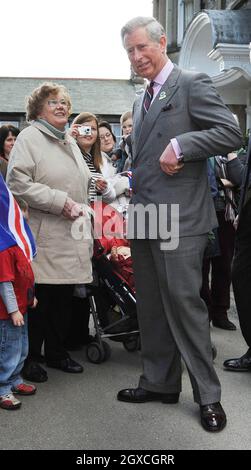 Prince Charles, Prince of Wales incontra gli abitanti del villaggio mentre visita il pub, ristorante, hotel e bar Black Swan il 31 marzo 2008 a Ravenstonedale, Cumbria, Inghilterra. Il Principe è stato in visita come parte dell'iniziativa 'il Pub del Principe è l'hub' per sostenere e promuovere le comunità rurali. Foto Stock