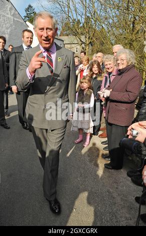 Prince Charles, Prince of Wales incontra gli abitanti del villaggio mentre visita il pub, ristorante, hotel e bar Black Swan il 31 marzo 2008 a Ravenstonedale, Cumbria, Inghilterra. Il Principe è stato in visita come parte dell'iniziativa 'il Pub del Principe è l'hub' per sostenere e promuovere le comunità rurali. Foto Stock