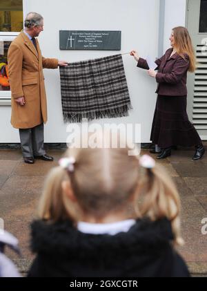 Prince Charles, Prince of Wales svela una targa alla Borrowdale Primary School, dove ha aperto ufficialmente la nuova stanza dei bambini e il parco giochi della scuola il 1° aprile 2008 a Borrowdale, Cumbria, Inghilterra. Foto Stock